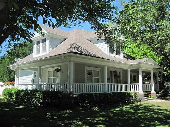 3rd image of 901 E Elm St