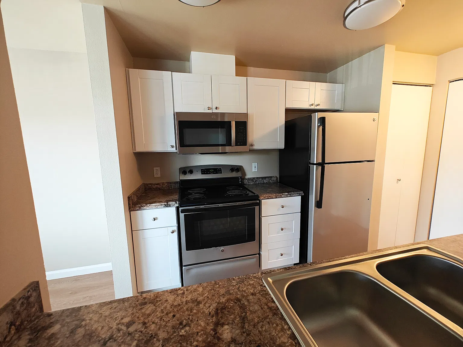 2 bed, 1.5 bath, 980 sqft, $2,595 — Photo 3