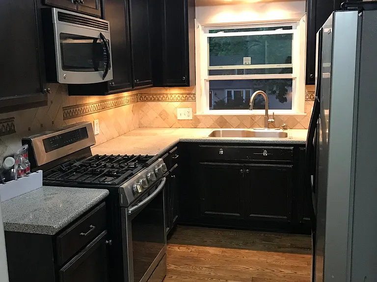 Updated Kitchen with Gas stove!