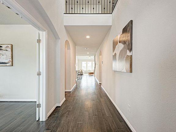 3rd image of 284 Everglade Dr