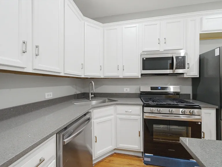 1915 W Lunt Ave #2 — Photo 11