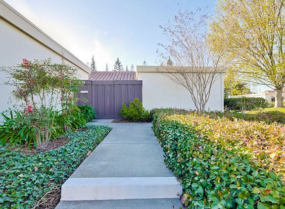 3rd image of 8136 Park Villa Cir