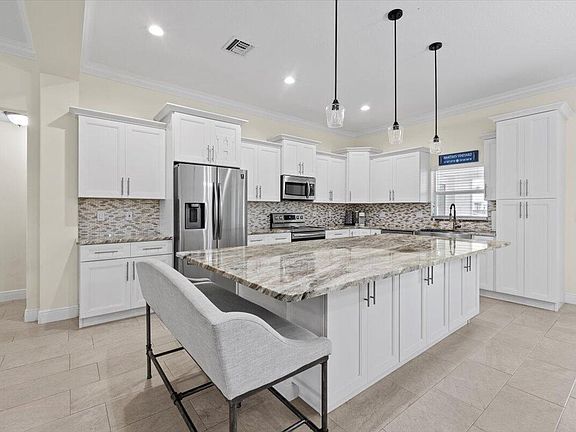 3rd image of 1602 SW Glacador Avenue