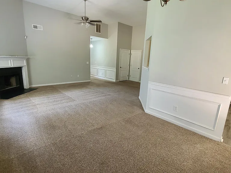 1593 Queen Elizabeth Dr — Photo 2