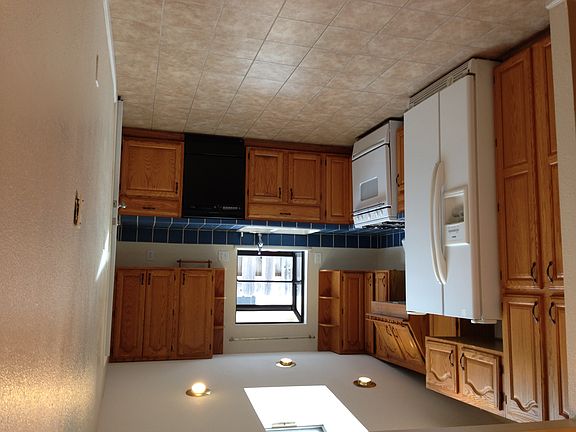 5th image of 43363 Montrose Ave