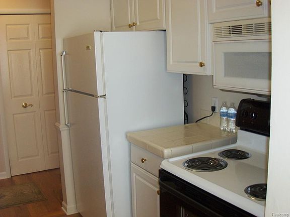 4th image of 599 E Fox Hills Dr #1