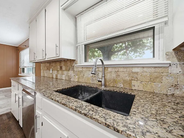 2820 S Hudson Ave — Photo 8
