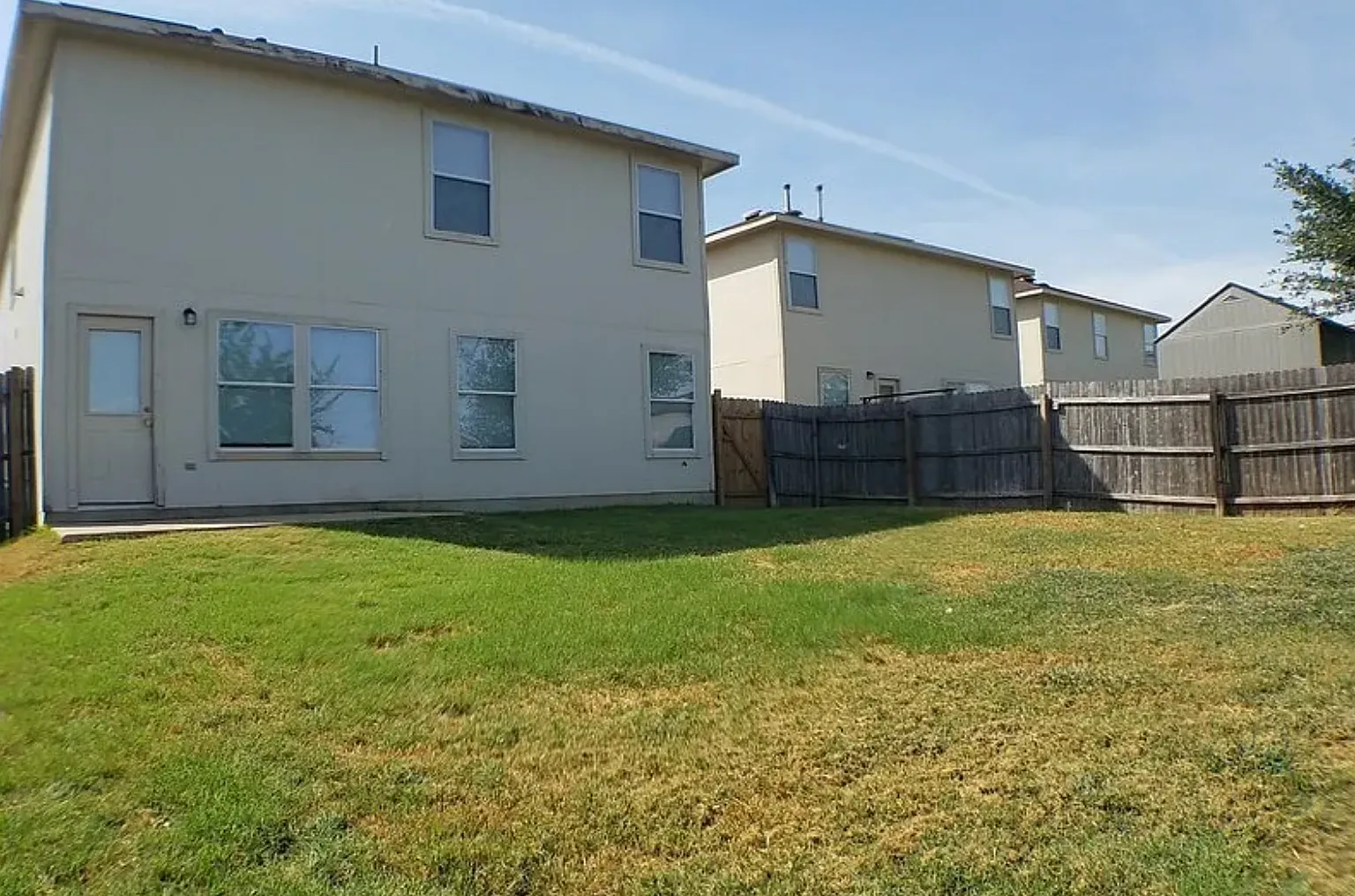 4 bed, 3.5 bath, 2322 sqft, $2,200 — Photo 2