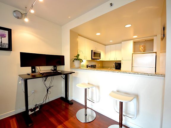 4th image of 250 King St Unit 848