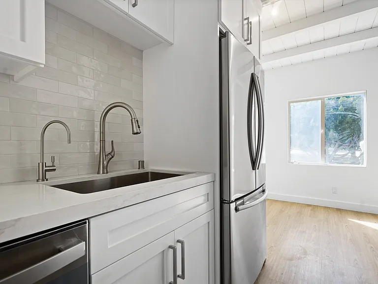 920 Marine St #4 — Photo 3