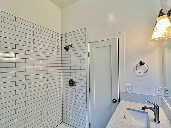 3rd image of 849 22nd St Unit 3