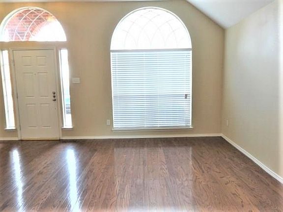 3rd image of 4605 Maple Hill Dr