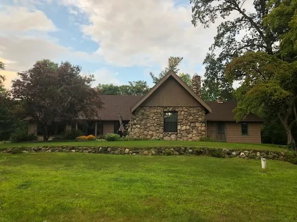 13261 Pine Island Dr NE, Sparta, MI 49345