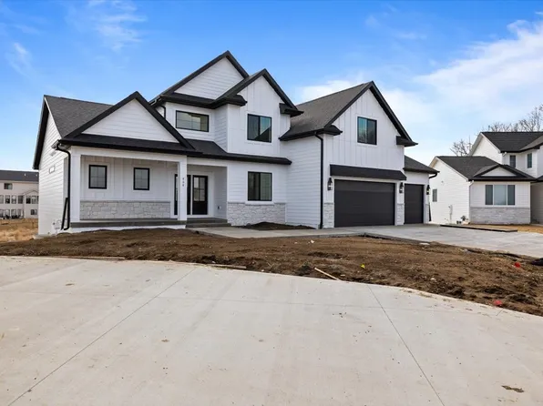 808 Walker Cir, Polk City, IA 50226