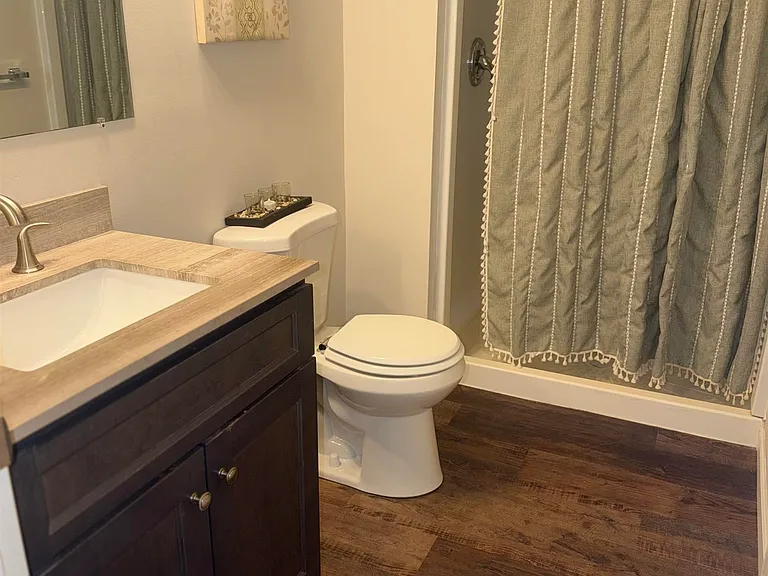 217 Colonial Ct — Photo 16