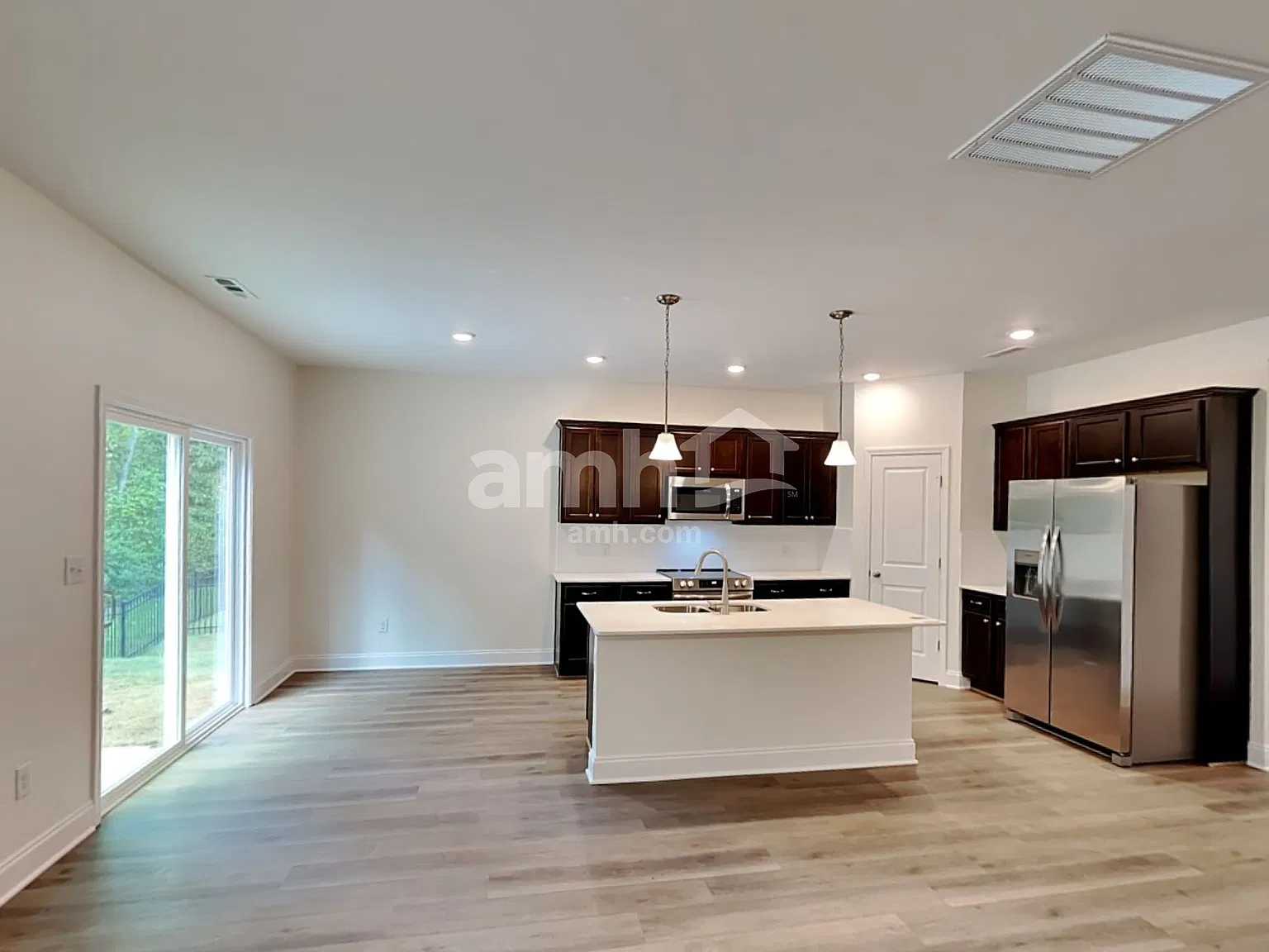 4 bed, 2.5 bath, 2297 sqft, $2,685 — Photo 4