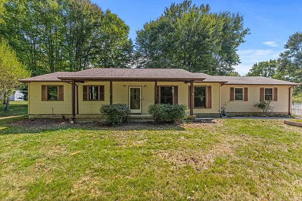 3150 Springwood Dr photo 1