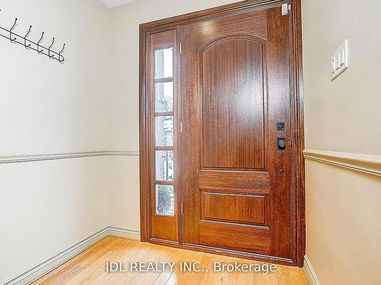 87 Munro Blvd — Photo 2