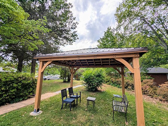 Pergola w roof for your outdoor living