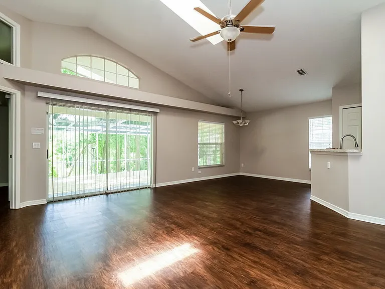 996 Maple Ct — Photo 3