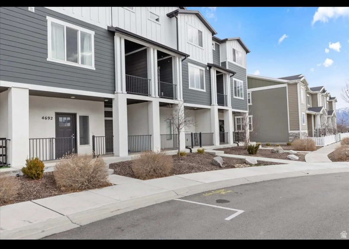 3 bed, 2.5 bath, 1979 sqft, $2,975 — Photo 2