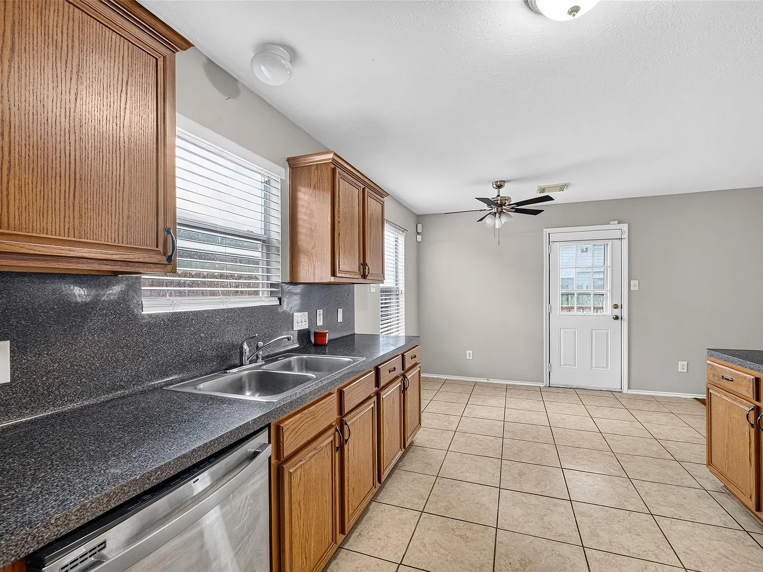 4 bed, 2.5 bath, 2777 sqft, $2,500 — Photo 4