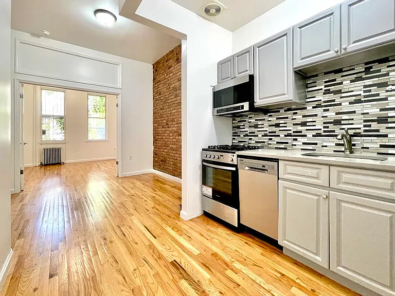 221 Suydam St #1R — Photo 5