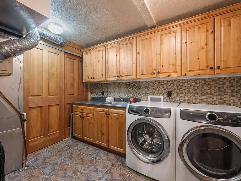 497 W Yarrow Ct — Photo 33