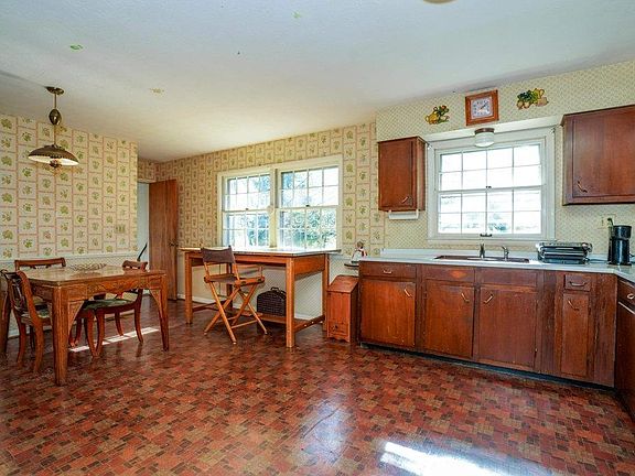 4th image of 1011 Holly Hill Dr