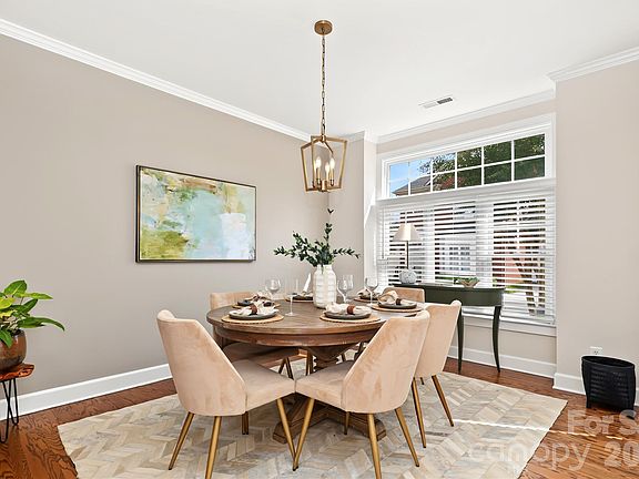 4th image of 225 Sloane Square Way