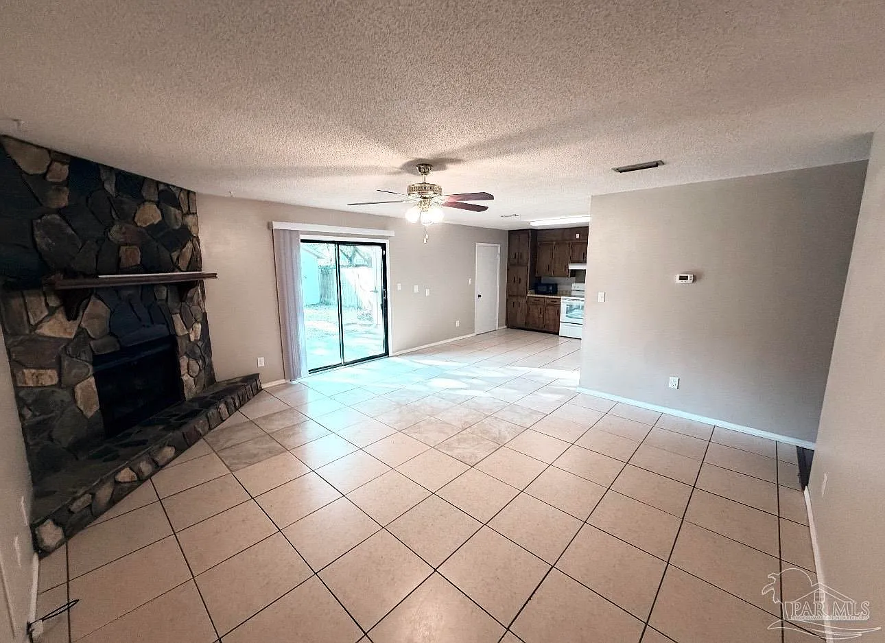 2 bed, 1.5 bath, 1045 sqft, $1,350 — Photo 4