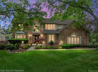 885 Timberline Dr, Rochester Hills, MI 48309