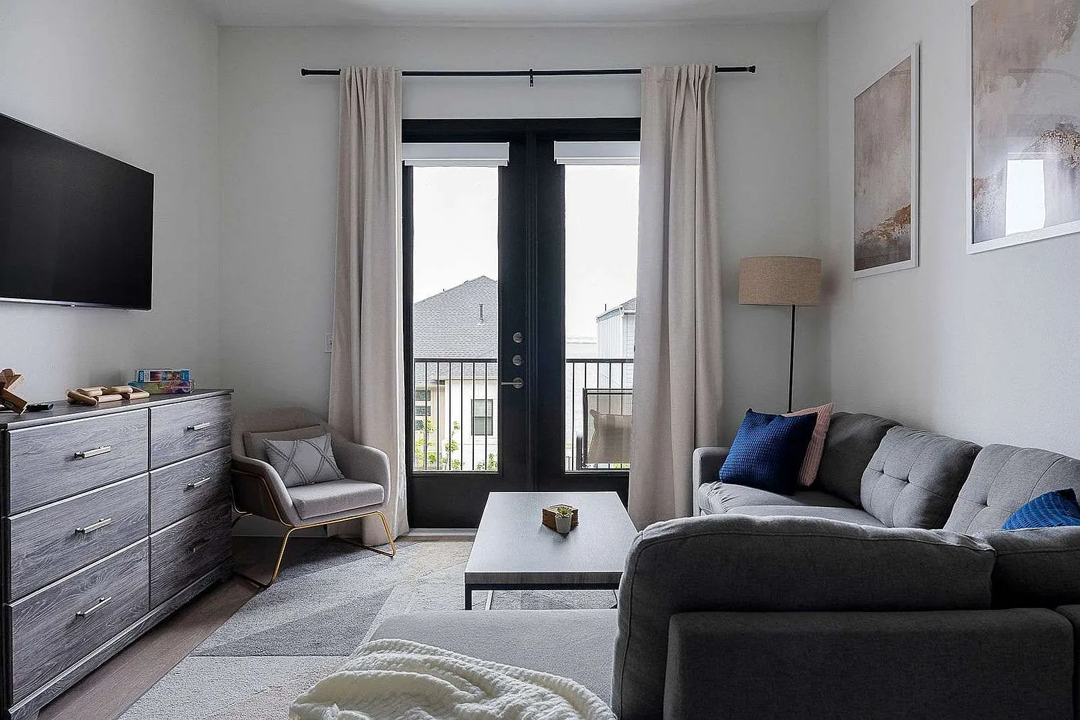 1 bed, 1.0 bath, 807 sqft, $3,222 — Photo 4