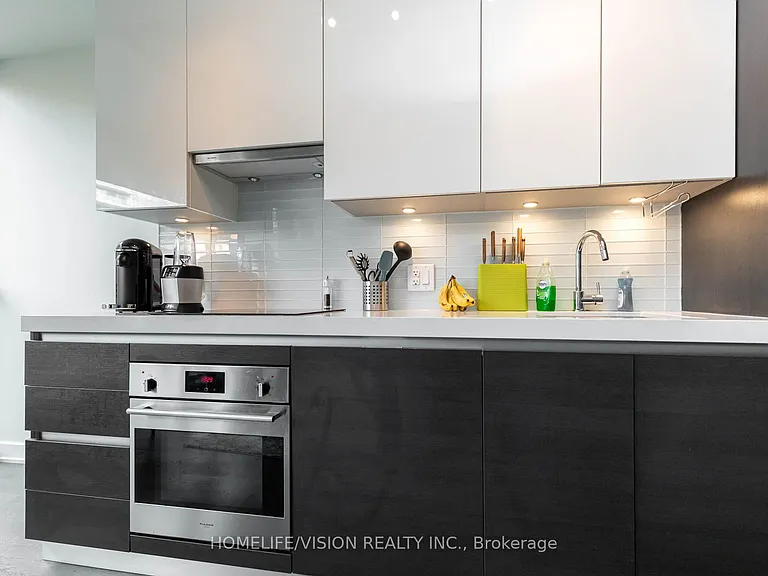 629 King St W #323 — Photo 6