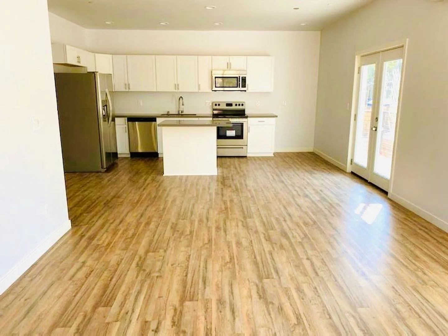 3 bed, 2.0 bath, 1565 sqft, $4,450 — Photo 2