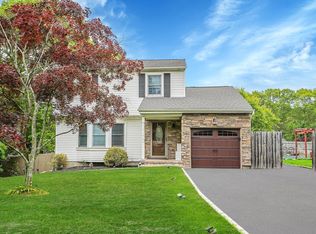 7 Daniel Ct, Ronkonkoma, NY 11779