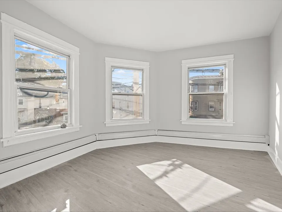 2336 Barnum Ave