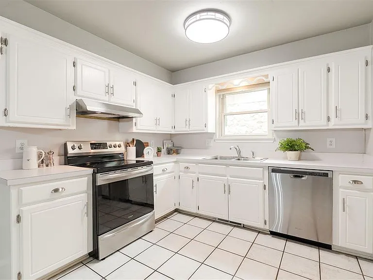 320 Elwood Dr — Photo 12