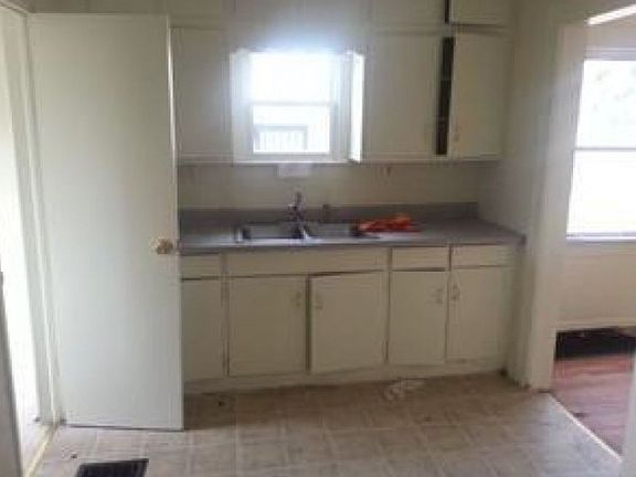 4th image of 3340 N Euclid Ave