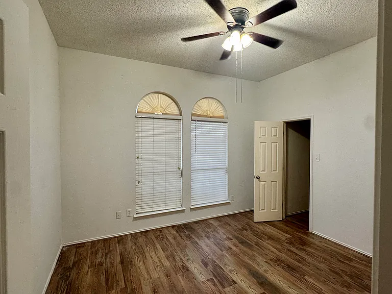 105 Fieldwood Ct — Photo 16