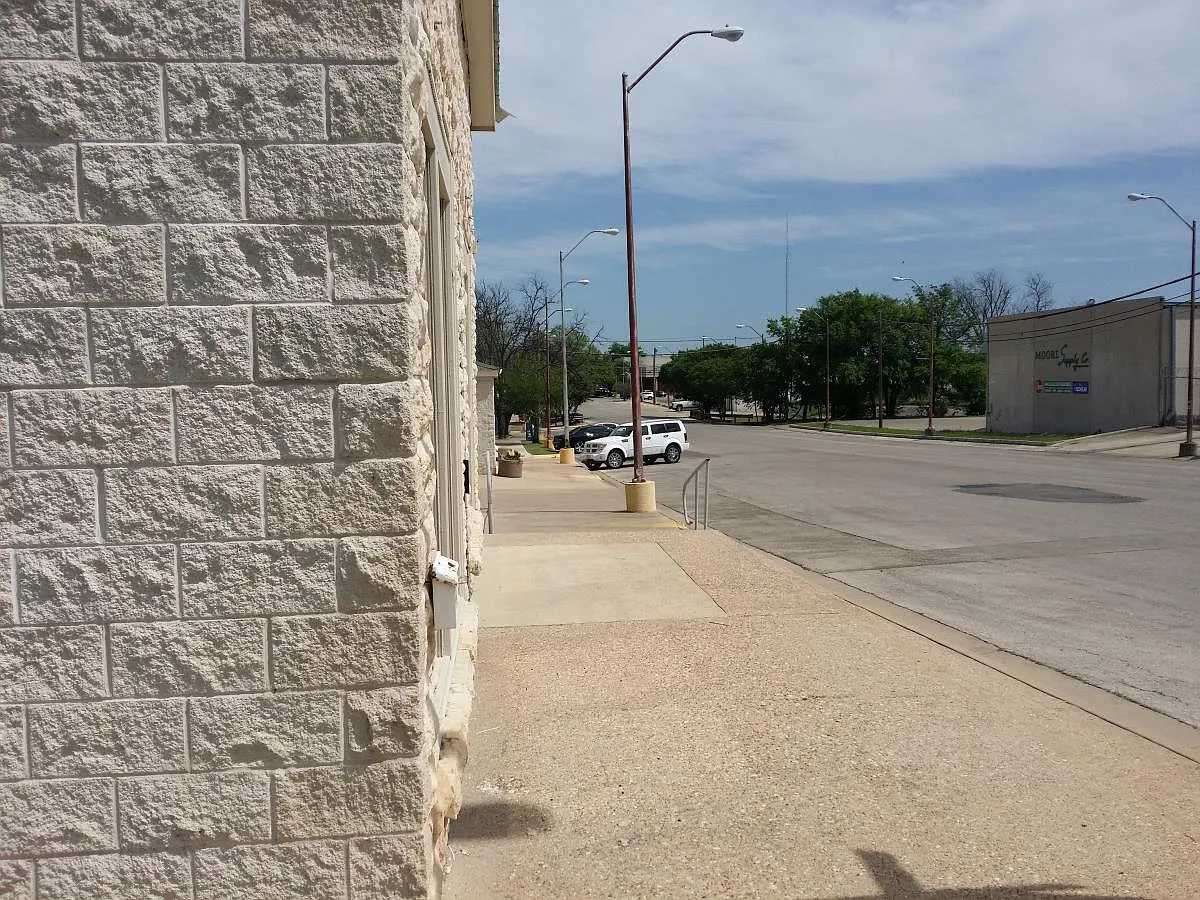 215 W Avenue D — Photo 3