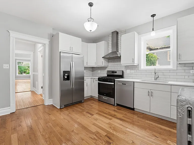1915 W Lunt Ave #1 — Photo 6