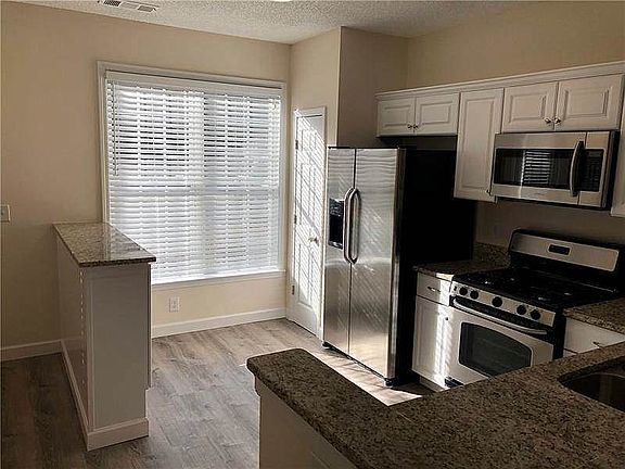 3rd image of 226 Buckland Dr