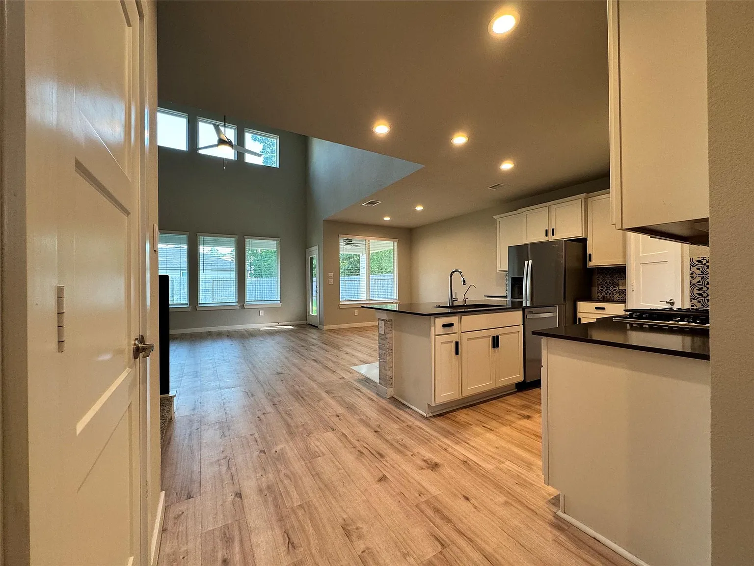4 bed, 2592 sqft, $2,890 — Photo 2