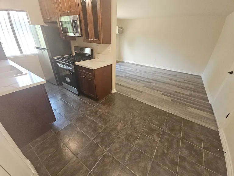 Mammoth Ave — Photo 20