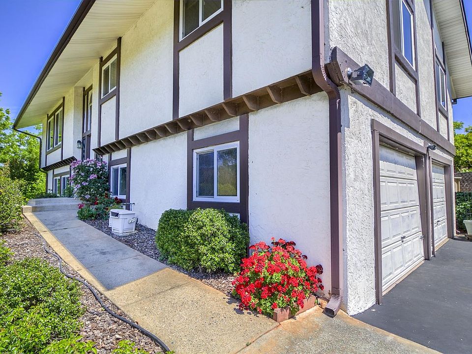 2nd image of 405 Woodlake Ln