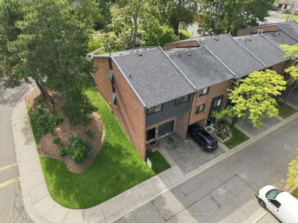 20 Mineola Rd E #17, Mississauga, ON L5G 4N9