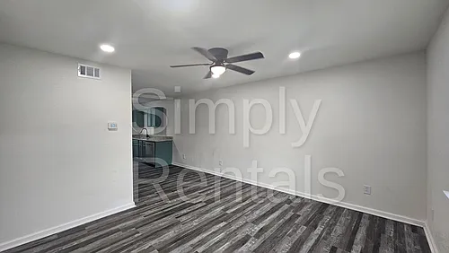 403 Main St E Photo 1
