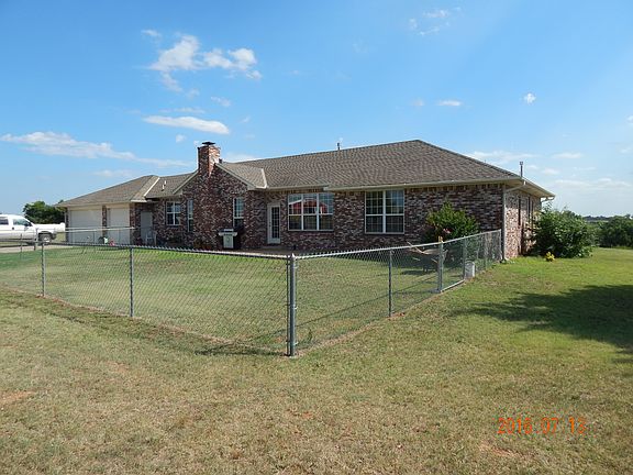 fenced yard 3 car garage 