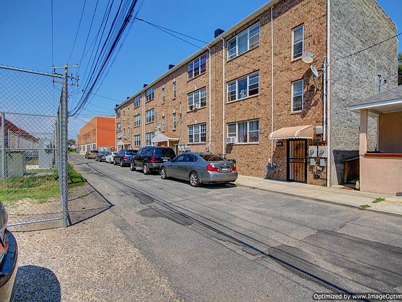 4th image of 168 Marvin St
